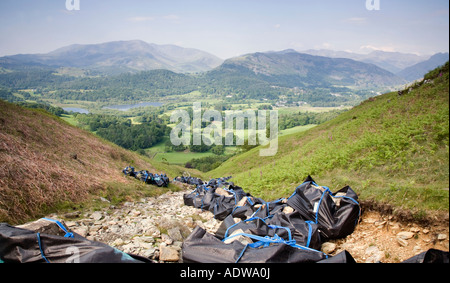 Erosion Loughrigg Westseite Tasche rockt für Reparatur West Weg Seitenansicht Elterwater und Lingmoor fiel Seenplatte Cumbria Stockfoto