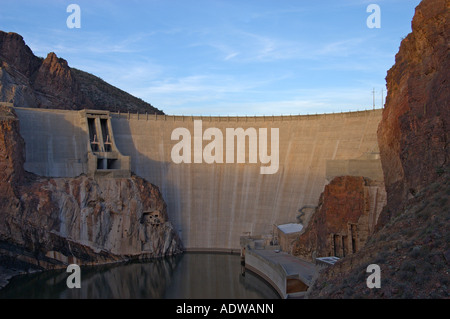 Theodore Roosevelt Dam bei Sonnenuntergang Apache Trail Arizona USA Stockfoto