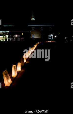 Leuchten mit Namen der gefallenen krebskranken Linie Gehweg am American Cancer Society Relay For Life Charity-Event in Ocala, FL Stockfoto