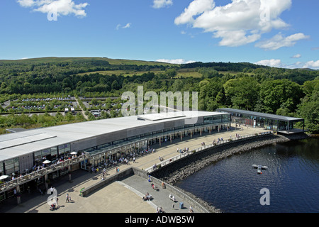 Loch Lomond Shores shopping-Komplex von Drumkinnon Turm an einem sonnigen Sommernachmittag mit Grübeln, um Besuchern gesehen Stockfoto