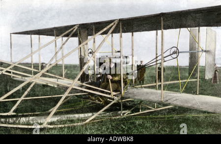 Wilbur Wright mit seinem Schüler Monsieur Cassandier in einem Wright Flugzeug Anfang 1900. Hand - farbige Raster eines Fotos Stockfoto