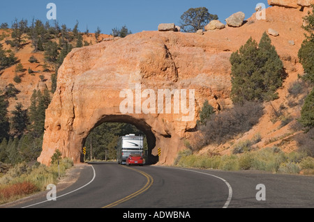 Utah Red Canyon RV Abschleppen rotes Auto durch Tunnel auf Scenic Byway Highway 12 Stockfoto