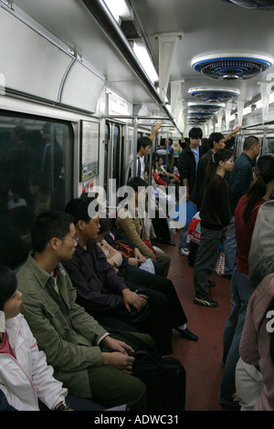 Pendler fahren die u-Bahn in Beijing während der Feierabendverkehr in Peking China Asien Stockfoto