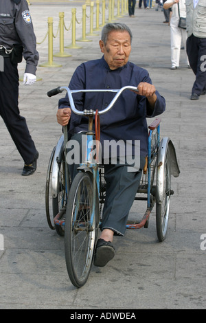 Alter chinesische Mann mit einer traditionellen Mao Jacke fährt Hand angetrieben Fahrrad in der Nähe der verbotenen Stadt Peking China Stockfoto