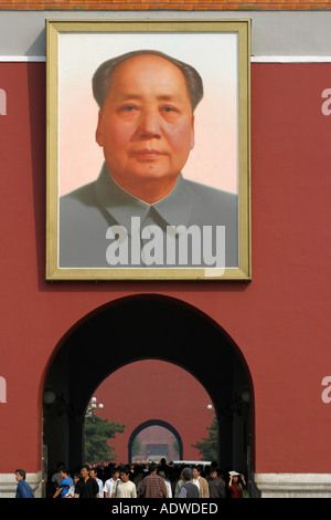 Touristen gehen Sie unter Kaiser Maos Porträt Tor des himmlischen Friedens, Eintritt in die Verbotene Stadt Tienanmen Quadrat Peking China Stockfoto