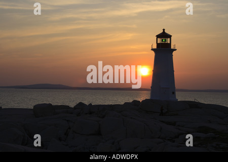 Sonnenuntergang auf den berühmten Leuchtturm von Peggys Cove, ein Fischerdorf in Nova Scotia, Kanada, Nordamerika. Foto: Willy Matheisl Stockfoto