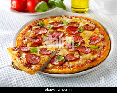 Regen-Kruste-Peperoni-Pizza mit einer Scheibe aus Stockfoto