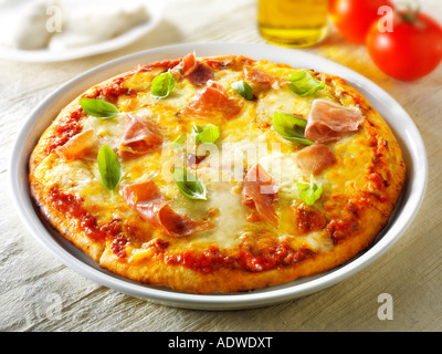 Pizza mit 3 Käse Parma Schinken Basilikum Stockfoto