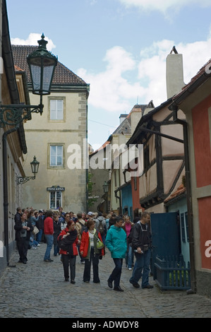 Tschechische Republik Prager Hradschin Bezirk Prag Burg Prazsky Hrad Golden Lane Zlata ulička Geschäften Galerien Cafés restaurants Stockfoto