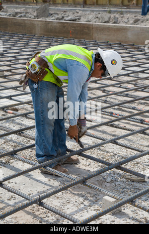 Mexikanische Arbeiter Bindungen Stahl Rebar für Betonplatte auf Baustelle Stockfoto