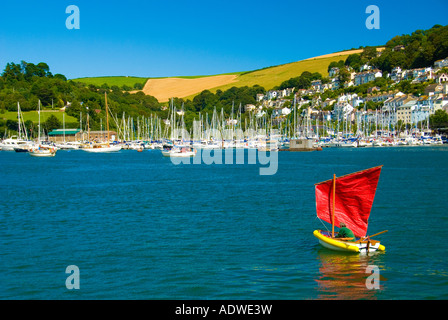 Ein kleines rotes segelte Jolle Segeln vorbei an Kingswear Devon Stockfoto