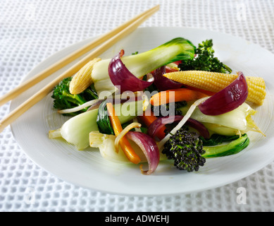 Orientalische Vegetarier unter Rühren braten mit Reis und Chili Dip-sauce Stockfoto