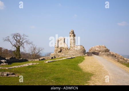 Wanderweg und 13. Jahrhundert Montgomery Burgruine erbaut von Henry III Montgomery Powys Mid Wales UK Stockfoto