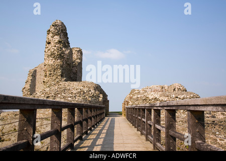 Holzsteg führt to13th Jahrhundert Montgomery Castle ruins Powys Mid Wales UK Stockfoto
