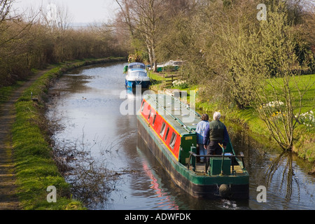 Rotes und grünes Schmalboot auf restauriertem Montgomery Kanal in der Nähe von Buttington im Frühjahr. Welshpool Powys Mid Wales Großbritannien Stockfoto