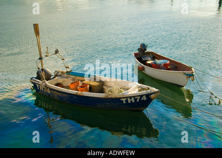 Zwei kleine hölzerne Fischerboote vertäut im Hafen Stockfoto
