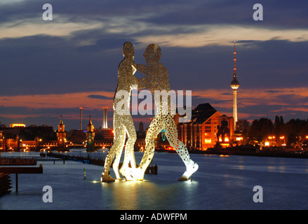 Berlin. Molekül-Männer des amerikanischen Künstlers Jonathan Borofsky, stehend in der Spree in der Nähe von Treptowers. Stockfoto