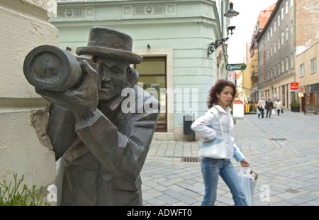 Slowakischen Republik Bratislava The Photographer Leben Größe Bronze Statue Paparazzi auf Laurinská Straße Stockfoto