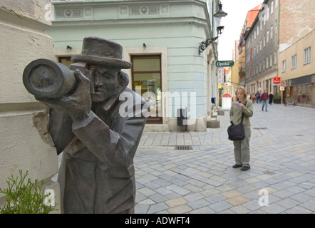 Slowakischen Republik Bratislava The Photographer Leben Größe Bronze Statue Paparazzi auf Laurinská Straße Stockfoto