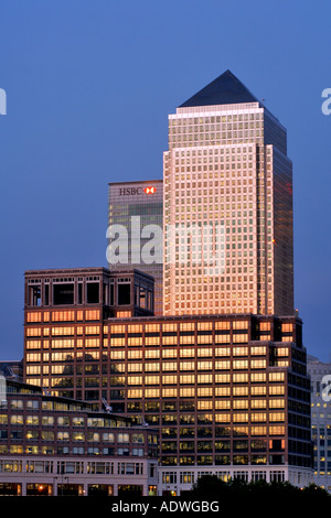 Abenddämmerung auf Canary Wharf Tower und andere Gebäude in den Docklands auf der Isle of Dogs in London. Stockfoto