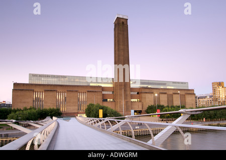 Dawn-Blick auf die Tate Modern Art Gallery von der Millennium Bridge in London übernommen. Stockfoto