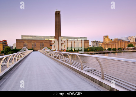 Dawn-Blick auf die Tate Modern Art Gallery entnommen der Millennium Bridge in London Stockfoto