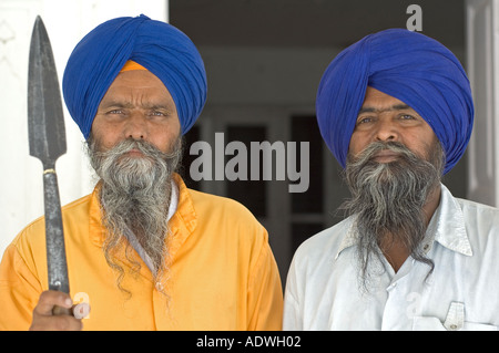 Zwei Sikhs im Goldenen Tempel von Amritsar Indien Stockfoto