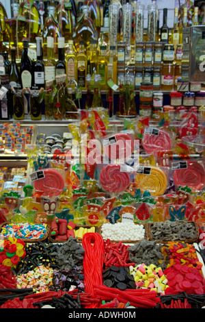 Verschiedene Süßigkeiten und Süßwaren zum Verkauf an Boqueria Markt La Rambla Barcelona Spanien. Stockfoto