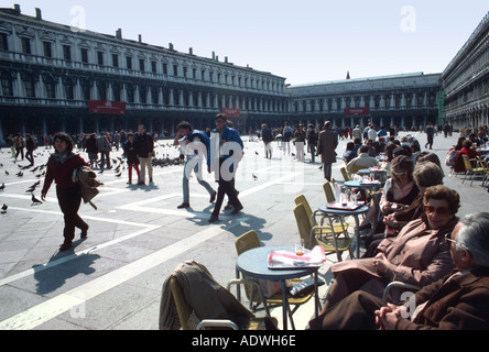 Menschen genießen die Sonne in s St. Markus Platz Venedig Stockfoto