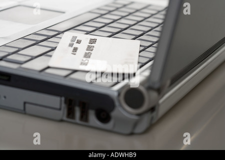 Laptop-Computer und Kreditkarte Stockfoto