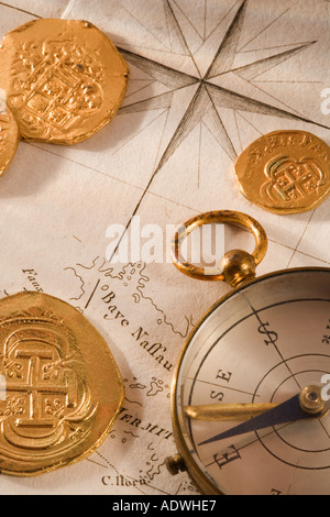 Stillleben mit gold Karte und Kompass Stockfoto