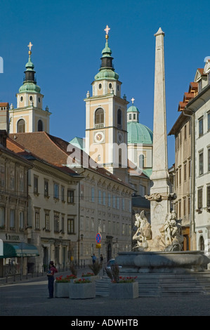 Slowenien Ljubljana Mestri Trg Robba Brunnen im Hintergrund ist die Kirche des Heiligen Nikolaus Stockfoto