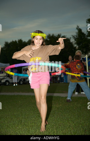 Junge Teenager-Mädchen konkurriert in Hoola-Hoop-Contest am American Cancer Society Relay For Life Charity-Event in Ocala, Florida Stockfoto