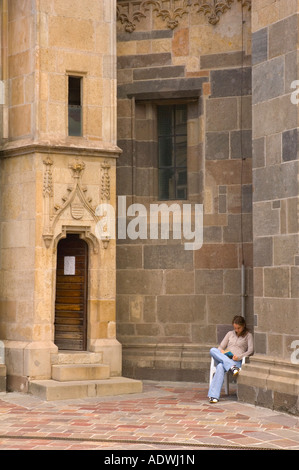 Mädchen vor der Kathedrale von St. Elizabeth in zentralen Kosice östliche Slowakei EU lesen Stockfoto
