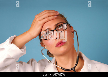 Kopfschmerzen junge Ärztin stressig Ausdruck Stockfoto