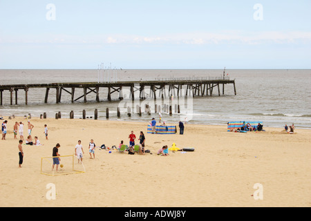 Die alten Claremont Pier und Strand von Lowestoft, Suffolk, England. Stockfoto