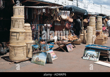 Körbe Öl Gemälde Perlen Kürbisse und andere Souvenirs zum Verkauf an der Rückseite des Stadtmarkt in Nairobi Kenia in Ostafrika Stockfoto