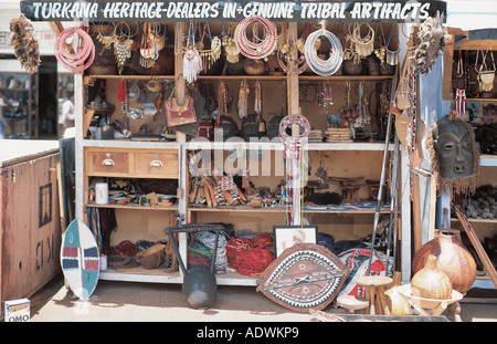 Eine typische Hausierer Stall zu verkaufen Souvenirs in der Nähe der Stadt Markt Nairobi Kenia in Ostafrika Stockfoto