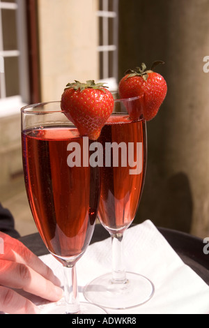 Kir Royale Feier und Erdbeere in Querflöte Gläser Stockfoto