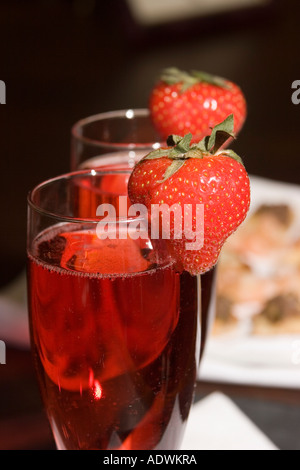 Kir Royale Feier und Erdbeere in Querflöte Gläser Stockfoto