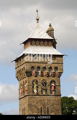 Wales Cardiff Centre Castle Turmuhr mit gotischen Figuren Stockfoto