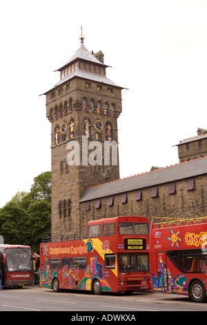 Wales Cardiff Centre Schloss geöffnet gekrönt-Tour-Bus unter Uhrturm Stockfoto