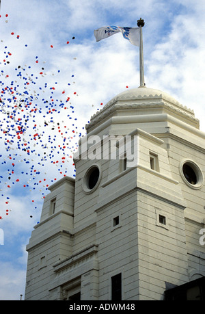 Alten Wembley-Stadion North London Wembley Weg letzten inländischen Spiel Chelsea Man United 2000 Charity Shield Ballons über Zwillingstürme Stockfoto