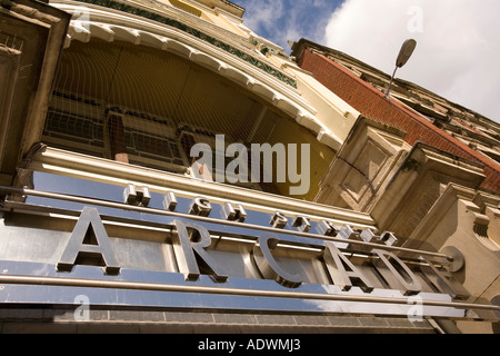 Ortseingangsschild Wales Cardiff Centre Duke Street High Street Arcade Stockfoto