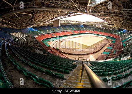 Wales Cardiff Centre Millennium Stadium innen Taktabstand, Speedway Bahn geändert wird Stockfoto