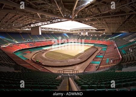 Wales Cardiff Centre Millennium Stadium innen Taktabstand, Speedway Bahn geändert wird Stockfoto