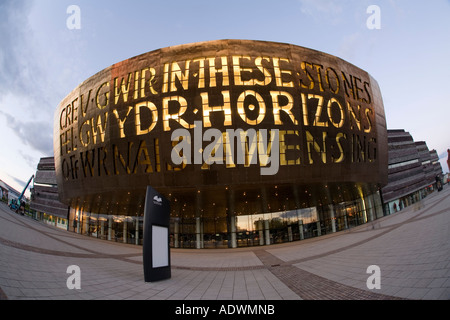 Wales Cardiff Cardiff Bay Millennium Centre bei Nacht Stockfoto