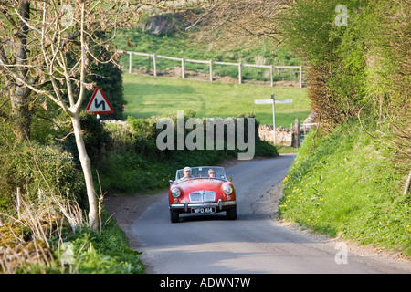 MG-Sportwagen Cabrio auf kurvenreichen Landstraße Swinbrook Oxfordshire The Cotswolds England Großbritannien Reisen Stockfoto