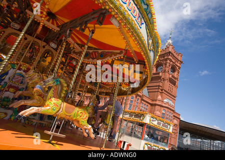 Wales Cardiff Bay Mermaid Quay Vater und Tochter auf traditionelle Karussellfahrt Stockfoto