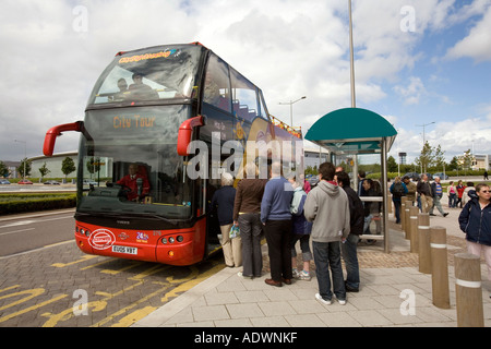 Wales Cardiff Cardiff Bay Millennium Centre Passagiere Warteschlangen für den offenen gekrönt Tourbus Stockfoto